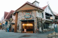 smokin banjo and the gatlinburg wine trail is one of the best things to do in Gatlinburg for adults