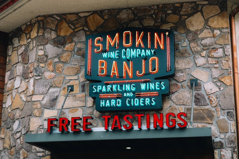 smokin' banjo sign