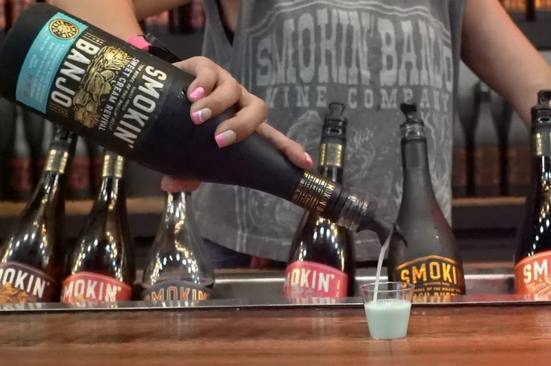 pouring smokin banjo