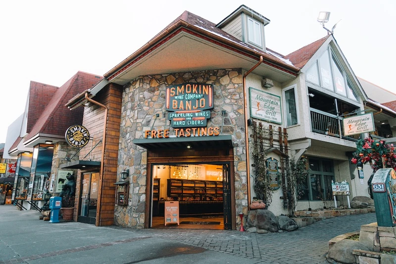 smokin banjo and the gatlinburg wine trail is one of the best things to do in Gatlinburg for adults